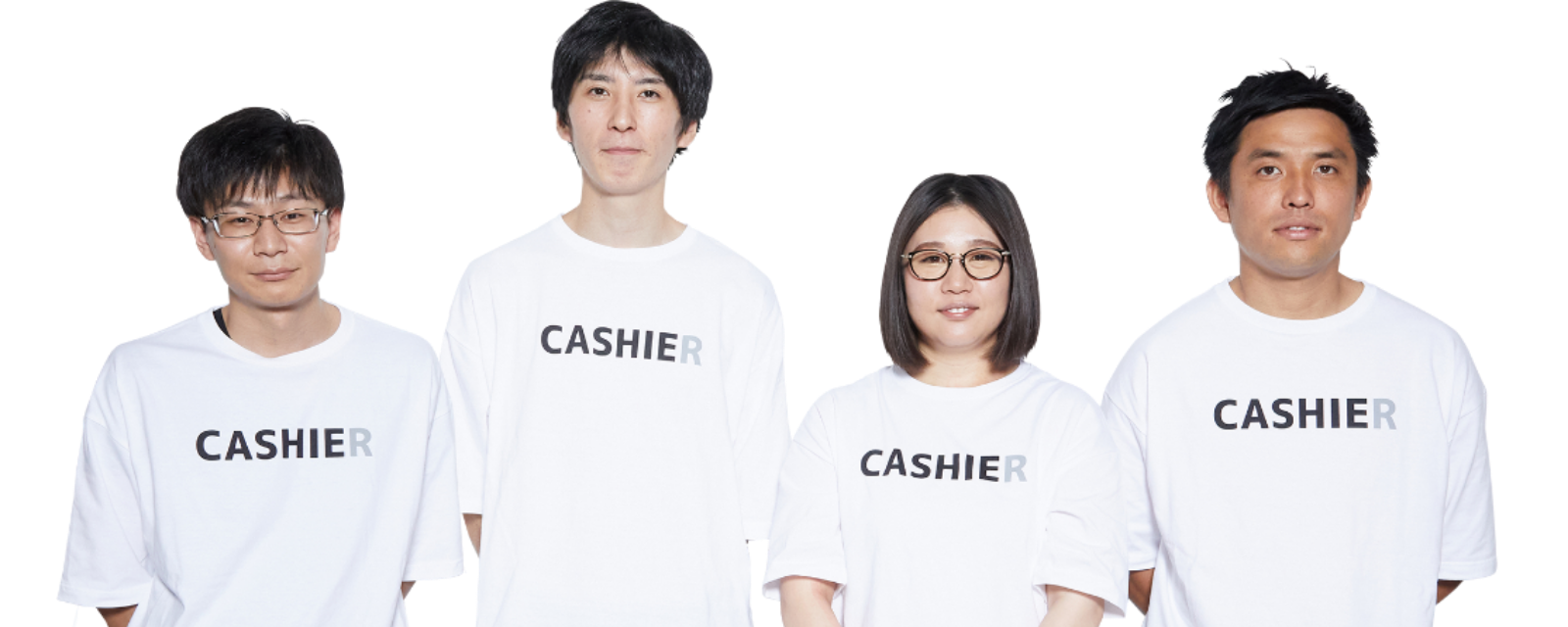 CASHIERロゴ入りTシャツを着たサポートスタッフ4名が並んでいるチーム写真