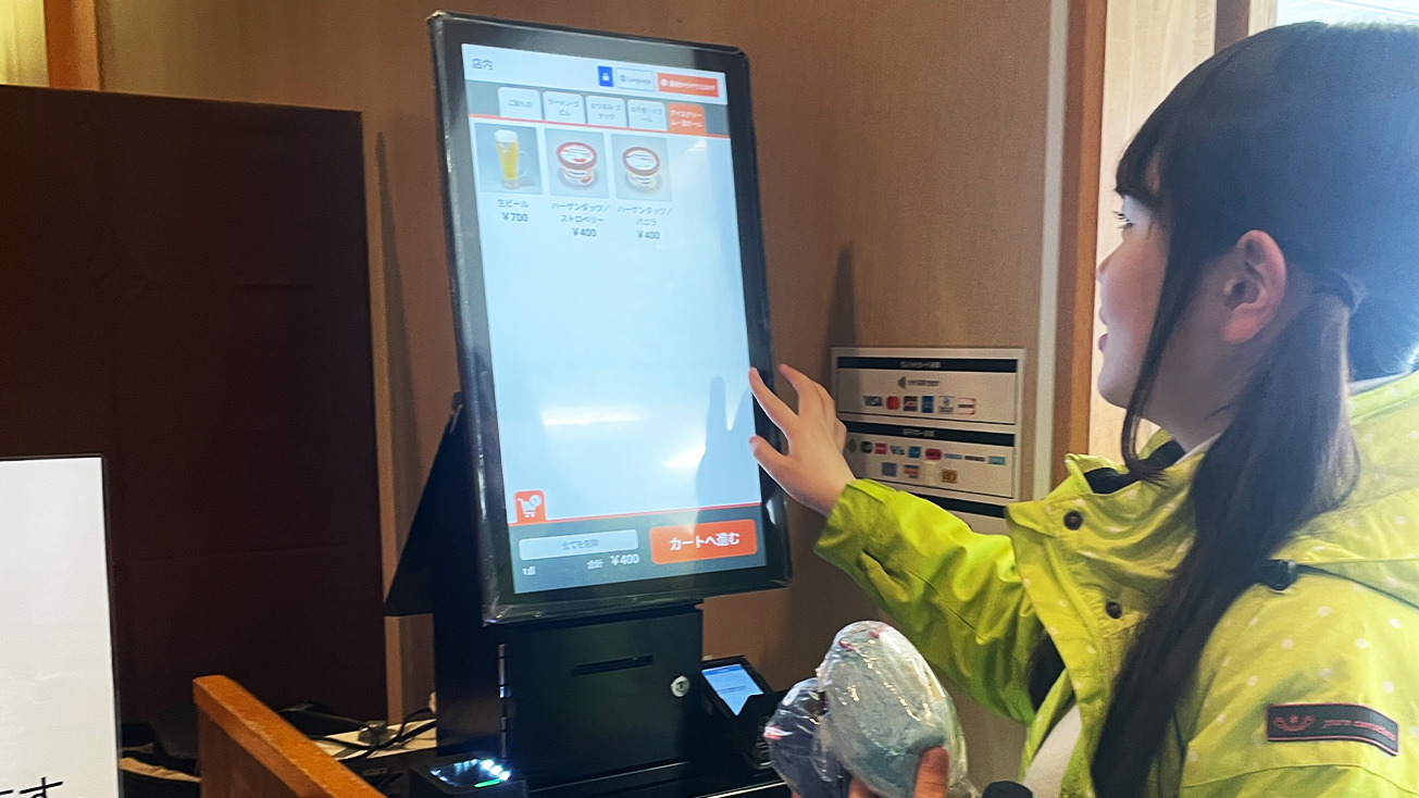 四季を楽しめるリゾートで券売機と呼出モニターを活用して円滑な店舗運営を実現。