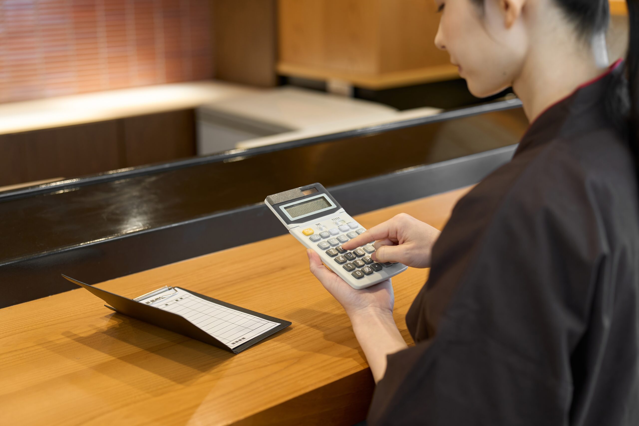 レジの過剰金が出たらどうする？違算金とは何か、原因と対策を解説！