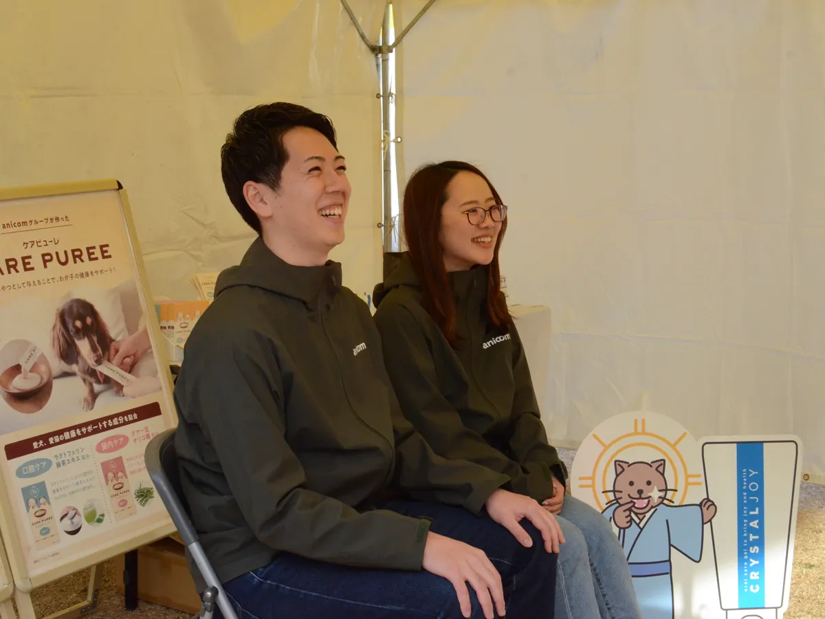 屋外でのモバイル型POSレジ活用、ペット連れでも片手で簡単に支払いできる環境に。