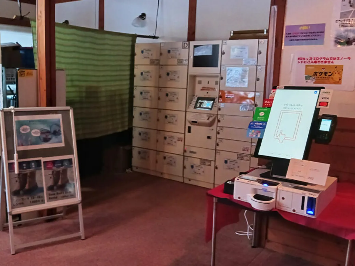 スキー場ならではのワンシーズンで終わらない汎用性の高い券売機を求めて。