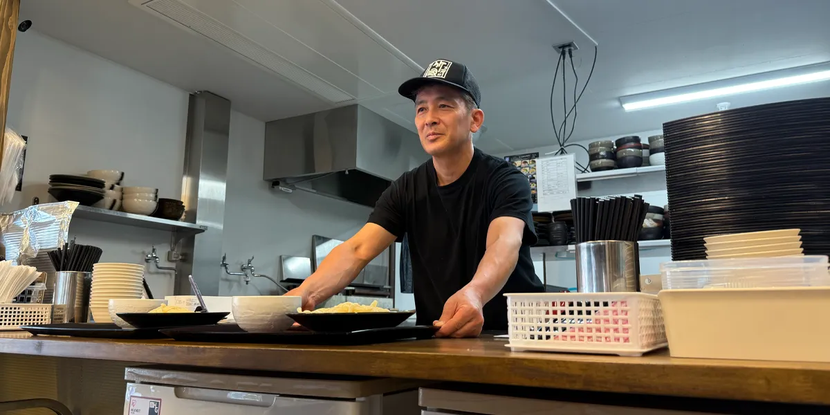 券売機で注文から会計をセルフ化、広い店内でも少人数で安定した営業を可能に。